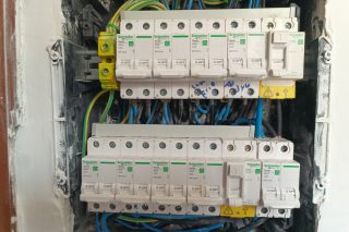 Panel eléctrico con interruptores
