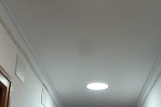 Techo de pasillo iluminado