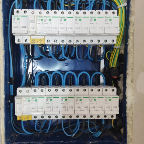 Panel eléctrico con interruptores