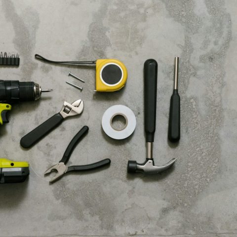 Herramientas sobre una superficie gris
